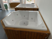SPA 1,90 x 1,90 x 0,80, com 06 jatos de Inox puro, com a hidráulica em volta, motor 1.0 CV, cor branca, marca Fibertec