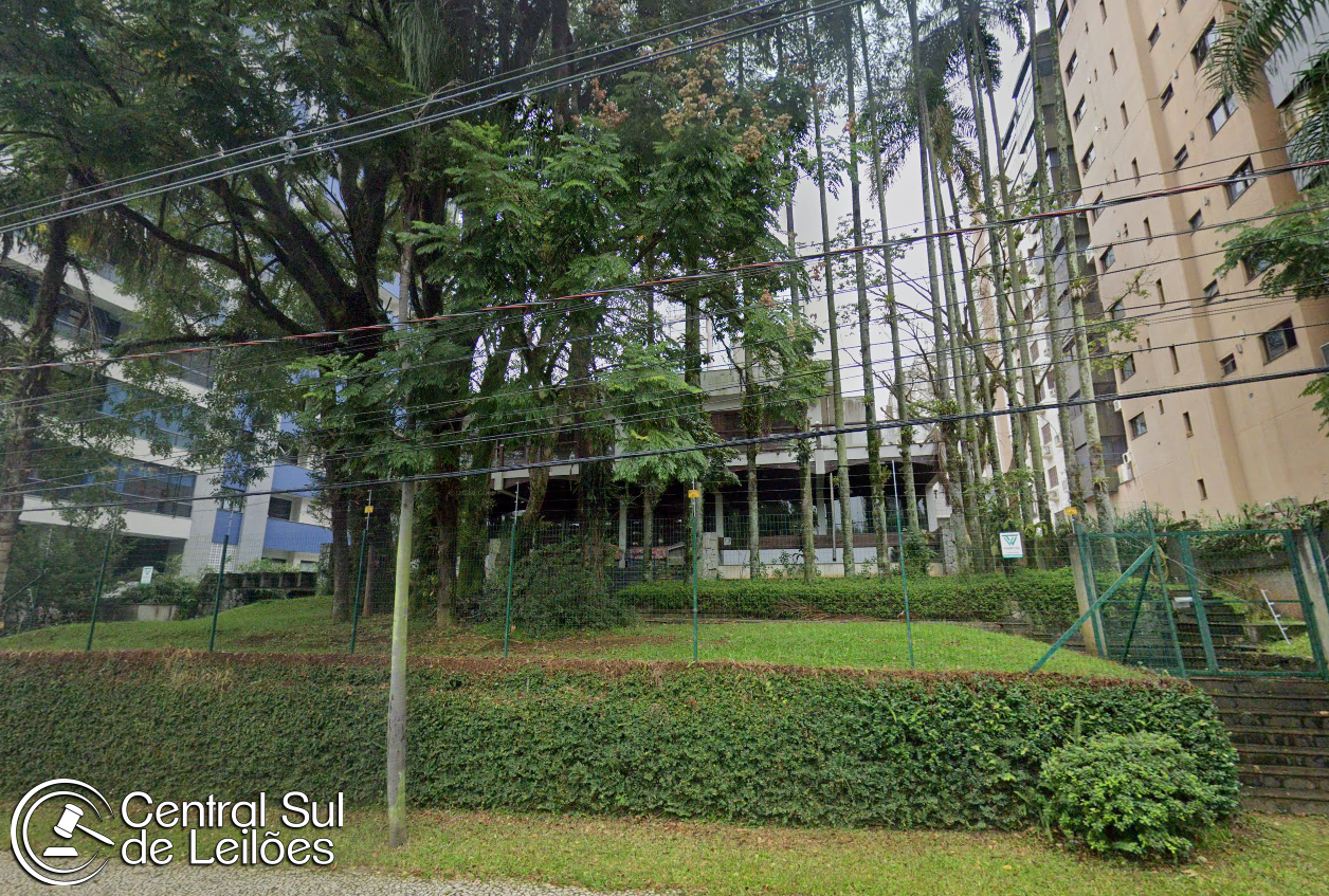 Imóveis com área total somada de 1.667,80m², em frente à Praça do Congresso, no Centro de Criciúma/SC