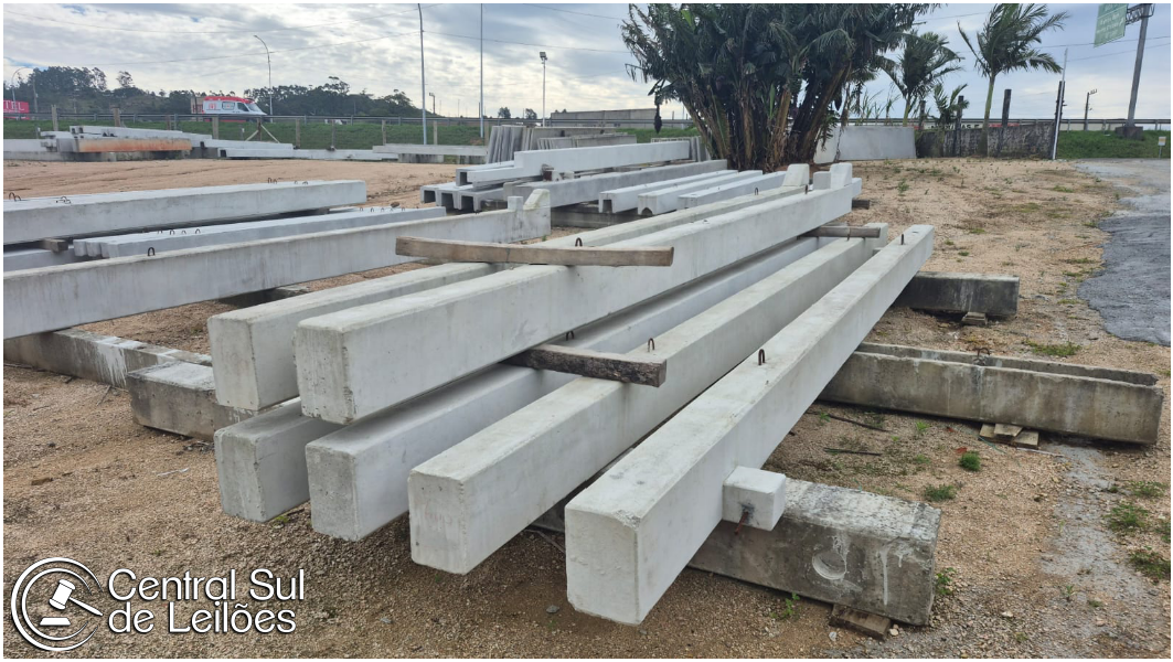 05 (cinco) pilares (pé direito), pré-fabricados em concreto armado