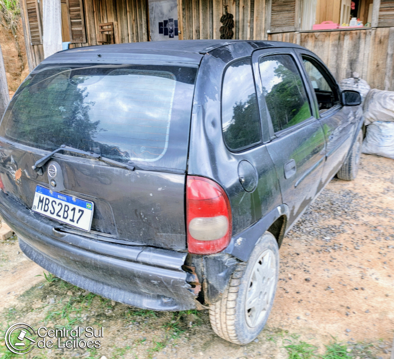 Automóvel GM/Corsa Milenium, modelo 2002, placa MBS2B17
