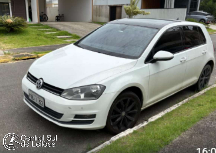 Automóvel I/VW Golf Comfortline AA, modelo 2014, placa FRU1153