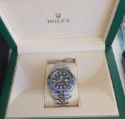 Foto principal do lote Relógio Marca Rolex, pulseira prata e detalhes azuis do leilão Tubarão/SC - 2ª Vara Criminal em Tubarão.