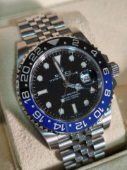 Foto principal do lote Relógio Marca Rolex, pulseira prata e detalhes azuis do leilão Tubarão/SC - 2ª Vara Criminal em Tubarão.