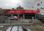 Foto principal do lote ITEM352 - Casa nº 477, com 570,00m² de área de terreno, bairro Saguacu, em JOINVILLE/SC do leilão Licitação Aberta CAIXA - Nº 0005/0326 CPVE/RE em Florianópolis.